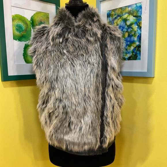 cupcakes & cashmere Jackets & Blazers - Cupcakes & Cashmere Alonso Grey Faux Fur Moto Vest with Faux Leather Trim Size M